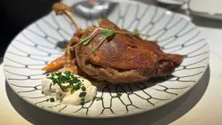 油封鸭髀配杏脯乳酪汁