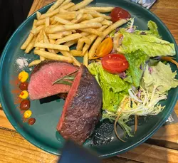 呢塊美國牛扒認真無得彈！一上枱已經聞到陣陣炭烤香，切開見到粉嫩嘅肉色，啲肉汁多到爆棚！

我叫咗五成熟，真係啱啱好。外面層皮煎到脆卜卜，裡面啲肉就軟淋淋，入口即化。牛味超濃，仲有陣淡淡嘅油脂香，咬落去勁juicy，啲肉汁係口裡面爆出嚟，正到呢！

配埋薯條￼，佢哋啲薯條真係好脆，￼簡直係完美配搭。雖然價錢貴少少，但係質素真係對得住個價，食完大滿足！各位牛魔王，呢塊牛扒絕對值得試吓！