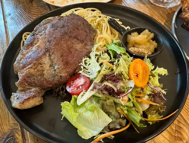 呢個慢煮西班牙黑毛豬係招牌菜!如果你第一次嚟,一定要試
師傅用慢煮方法真係無得頂,塊豬扒生熟程度啱啱好,切落去唔使用力,入口淋到好似食緊棉花咁,但係又唔會散收收。黑毛豬特有嘅果仁香味好出,肉汁鎖到實一實,每啖都係濃濃嘅豬肉鮮甜,正到爆燈!
重點係佢個自家製蘋果醬,清新得嚟帶少少酸甜,同黑毛豬嘅油脂香超級夾,解膩之餘又帶出層次。。
成個配搭由頭到尾都冇得彈,係高級餐廳先有嘅水準!食完個口仲留緊陣陣餘香,好想encore多份呀!