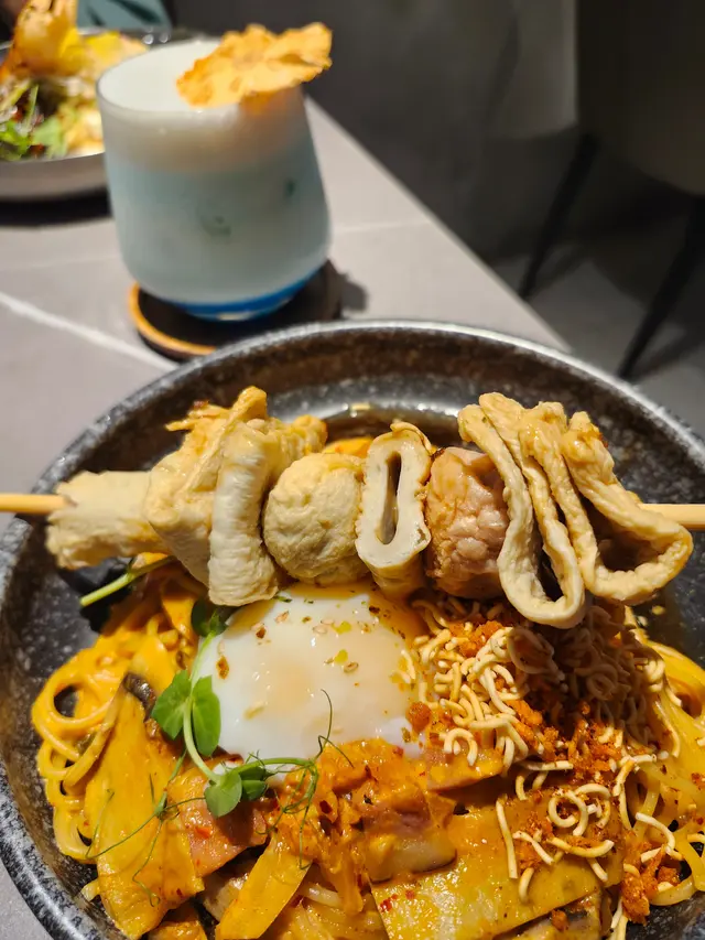 魚糕串辛辣麵卡邦尼意粉