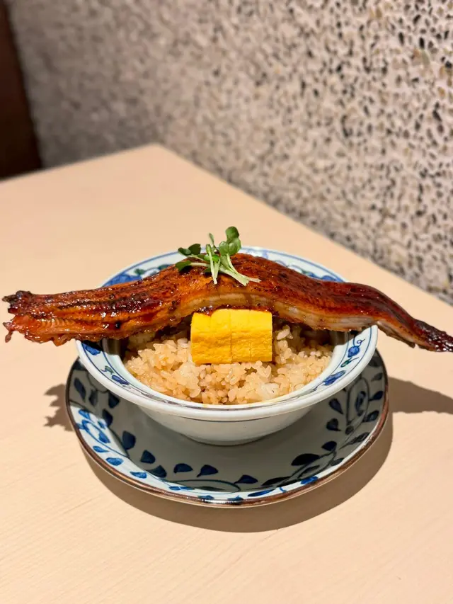 饅魚超級巨大而且肥美,炙燒後香氣很突出,表面微焦帶點煙燻味。醬汁調得剛好,不會太甜, 再配搭超大玉子很嫩滑,配飯吃很順口,份量也多😳