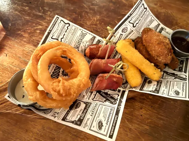 小食拼盤 送到了, 這個拼盤: 洋蔥圈, 芝士條, 煙肉腸, 及雞翼,