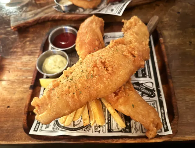 炸啤酒魚柳薯條, 配塔塔醬及茄汁