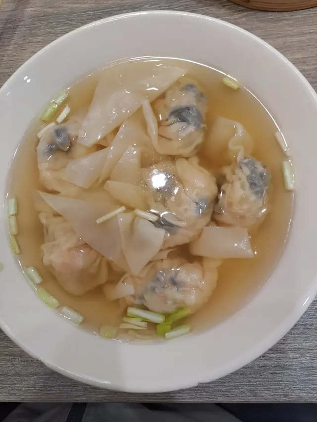 滿足地拍拍個肚，好好味