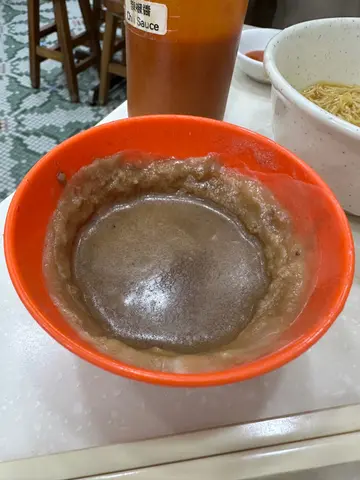 雲吞麵，牛腩撈，食物不到兩分鐘已經變成油膏，🤮🤮🤮🤢🤢🤢