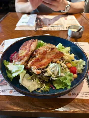 沙律（凱撒沙律醬）+雞扒