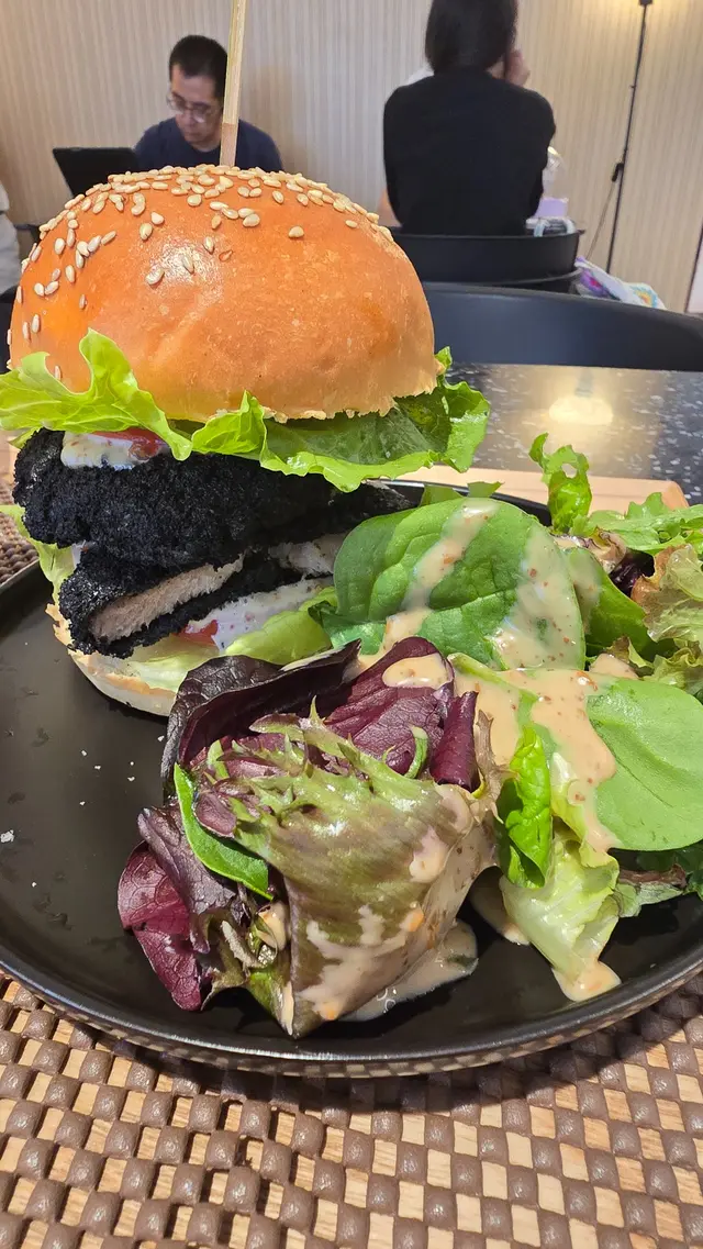 自家製炸黑炭包豬排漢堡包配雜菜沙律