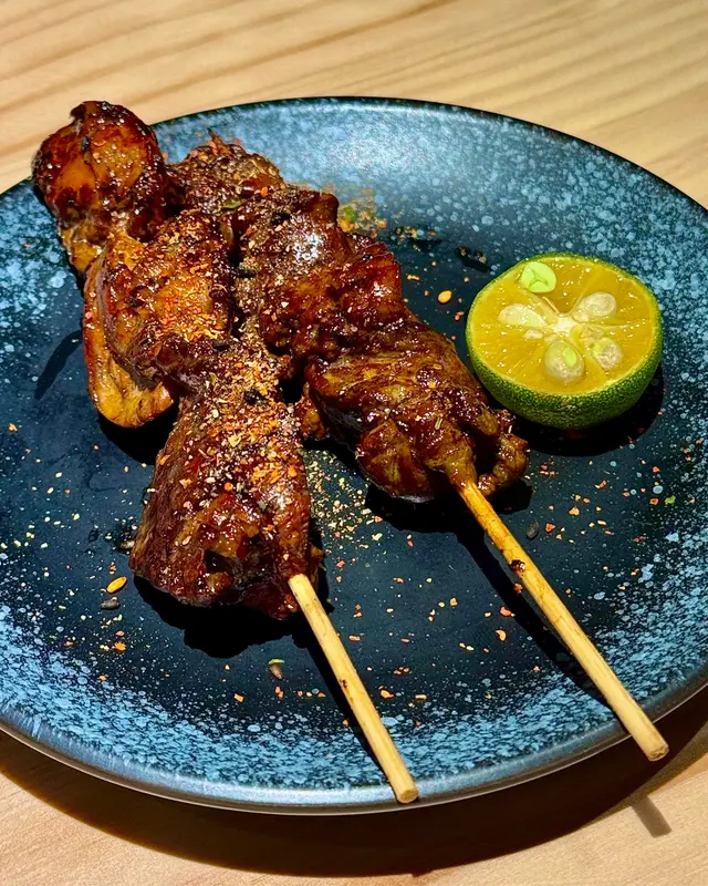 鮮美豐腴的三黃雞肝與鹹甜得宜的醬汁完美融合,入口啖啖甘香滋味。熟度剛好,雞肝表面帶焦,內裡粉糯細緻,佐酒絕佳!