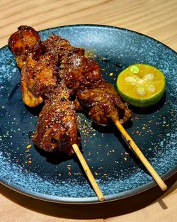 鮮美豐腴的三黃雞肝與鹹甜得宜的醬汁完美融合,入口啖啖甘香滋味。熟度剛好,雞肝表面帶焦,內裡粉糯細緻,佐酒絕佳!