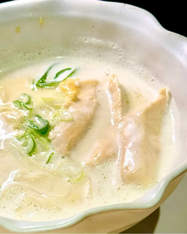 湯底是拉麵的靈魂。Tori Mama的上湯全用具優良蓄熱性能的日本砂鍋慢燉熬製,能完美緊鎖食材的原味道及營養。雞胸肉滑嫰不柴,膠原滿滿的湯頭濃稠順喉、不腥不膩,拉麵軟硬度剛好,爽彈、掛湯!大家可看圖八,美味得讓我把所有湯都喝掉,一滴不漏!