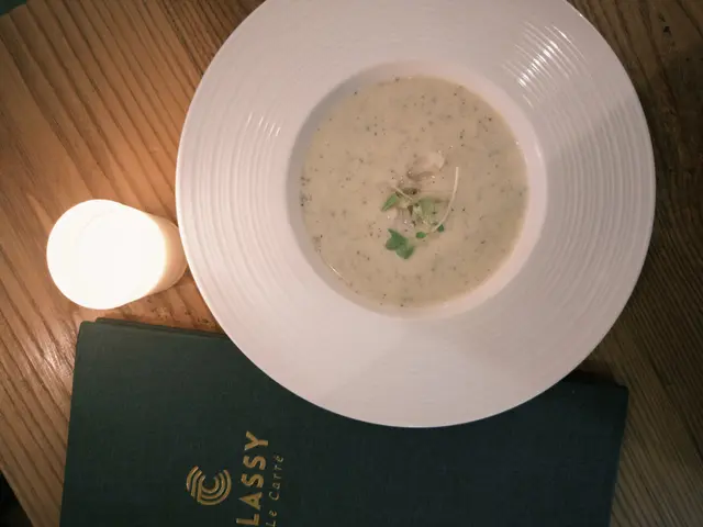 採用新鮮蟶子肉配超濃郁椰菜花打而成的忌廉湯，唔小心飲咗兩碗哈哈