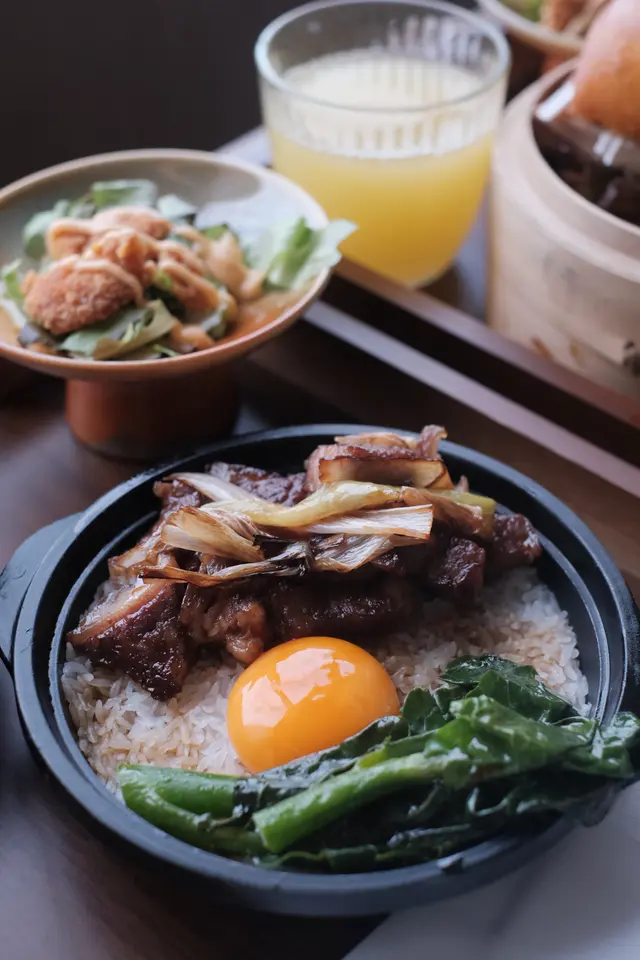 蔥爆牛小排蒟蒻飯配壽喜燒漬日本蛋黃及青菜