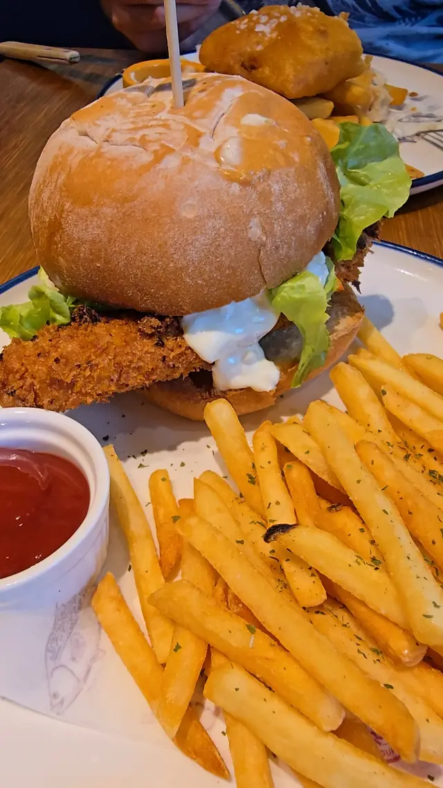 炸鱈魚柳漢堡配薯條