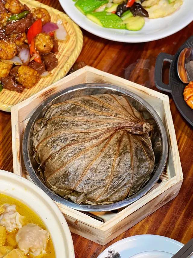 古法鮑汁什燴荷葉飯