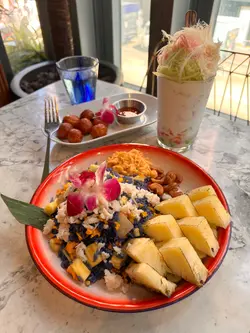 藍蝶花蟹肉菠蘿炒飯