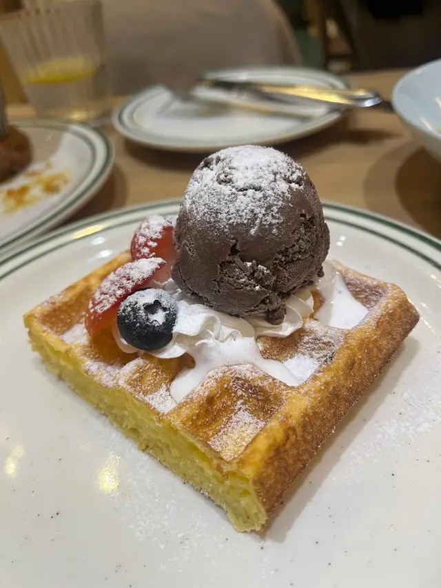 waffle  pancake  with  chocolate  ice  cream  (with  dinner  set)