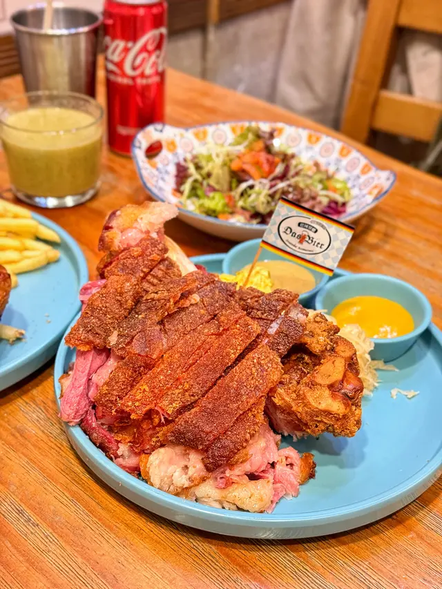 德國鹹豬手配酸菜及薯仔沙律