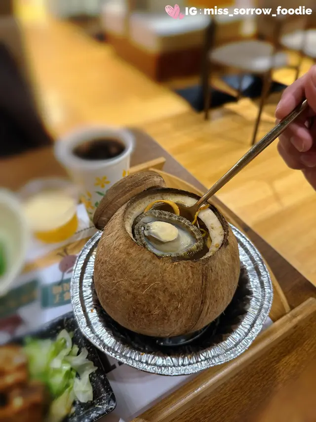 蟲草花幹貝土雞燉鮮鮑椰小盅