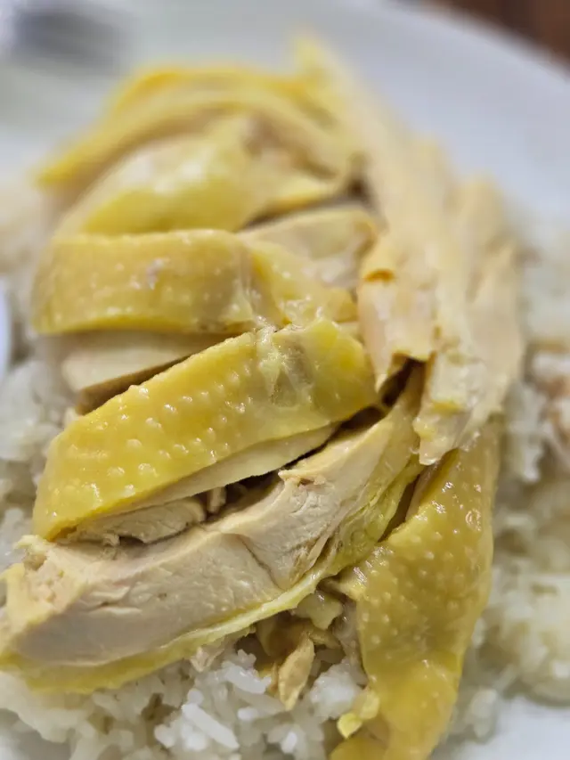 香港識得將雞胸煮到嫩滑嘅師傅買少見少,呢間手藝算合格,可惜雞肉同飯底都偏淡口冇味。