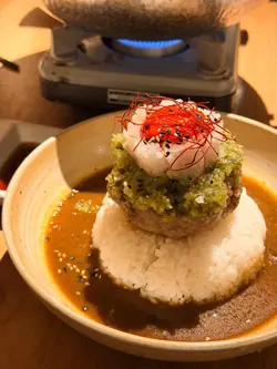 
配菜味道還好，可以一試，擺盤亦美觀，
但係最重點嘅飯！係極度失敗！飯嘅質感係稠糊，完全不是粒粒分明，再加醬汁，就係一Pat嘢，似食緊嬰兒食品，口感糟糕。

當然飯呢樣嘢未必次次一樣，可能￼咁啱佢今次煲爛飯，都唔明樓上啲食評諗乜。可能佢哋咁好彩食到好食嘅。
