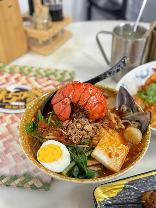 龍蝦麵海鮮濃湯蝦麵 湯底香濃，海鮮份量十足，有原隻龍尾，仲有帶子同青口，全部都夠新鮮。麵質彈牙，大大碗食落超滿足😋

#大圍美食