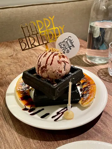 焦糖香蕉朱古力竹炭糯米窝夫配朱古力雪糕