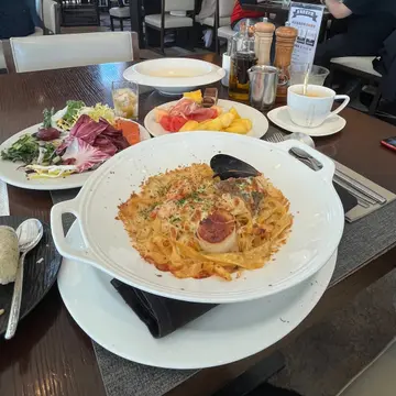 半自助午餐：芝士海鲜焗阔条面