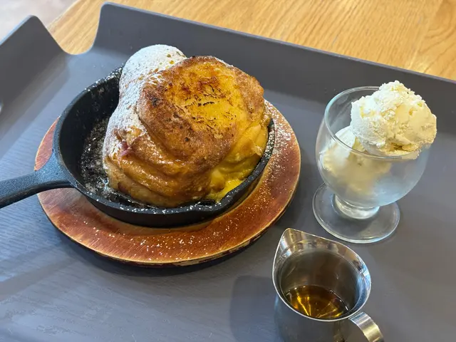 即點即做，大約15-20分鐘
外表厚度十足，非常巨型
使用烤盤送上，每一口也熱騰騰
因個人口味不吃糖醬，吐司本身已有很香的麵包味
口感綿滑，沾滿蛋奶，表面還有焦糖烤過
配有手工雲利嗱雪糕也很好吃～