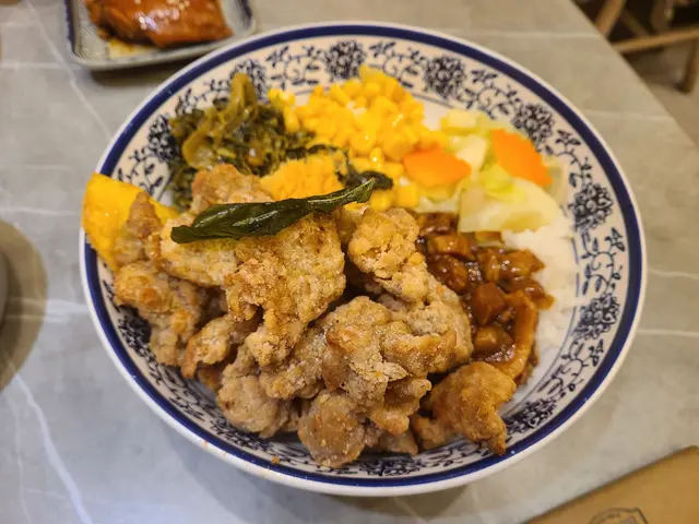 士林鹽酥雞滷肉飯便當