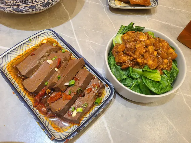 麻辣鴨血、滷肉A菜