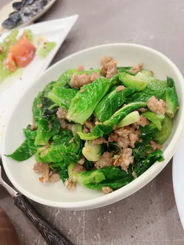 鹅肝多士,风腿鸡卷,忌廉汁煮青口,虾沙律,烟三文鱼凯撒沙律,榄油蒜片虾,西班牙八爪鱼,斧头猪扒,红酒烩羊膝,慢煮封门柳,炒椰菜苗