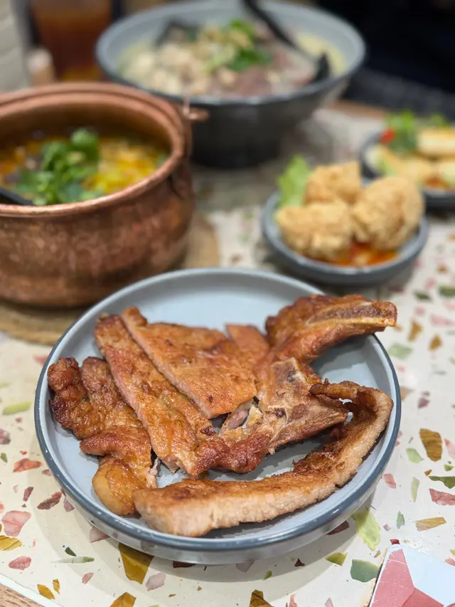 招牌豬扒酸酸辣辣銅鍋米線