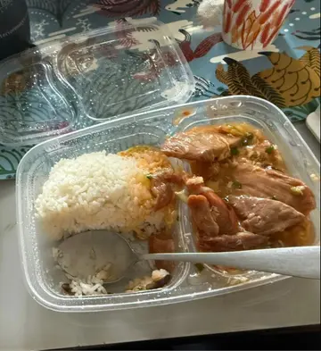 滑蛋叉烧饭=胶水蛋花汁?