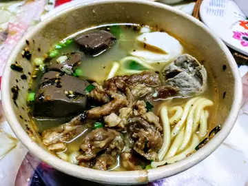 特價38元車仔麵(油麵)(清湯)墨魚丸1粒 蘿蔔2件 牛丸1粒 豬紅3件 沙嗲牛肉3塊