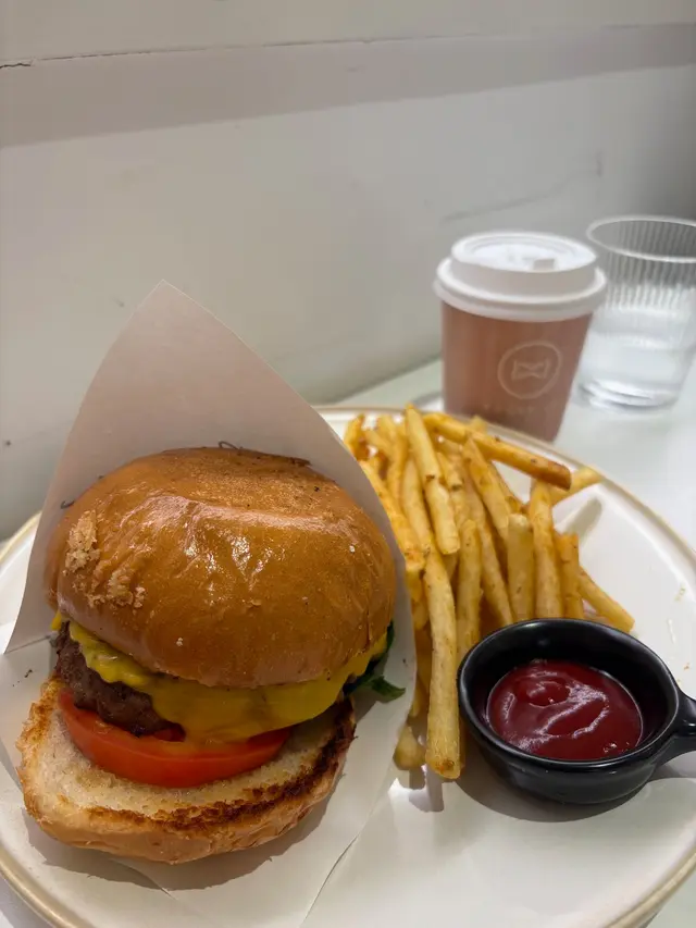 自家手打美國安格斯牛肉漢堡配薯條