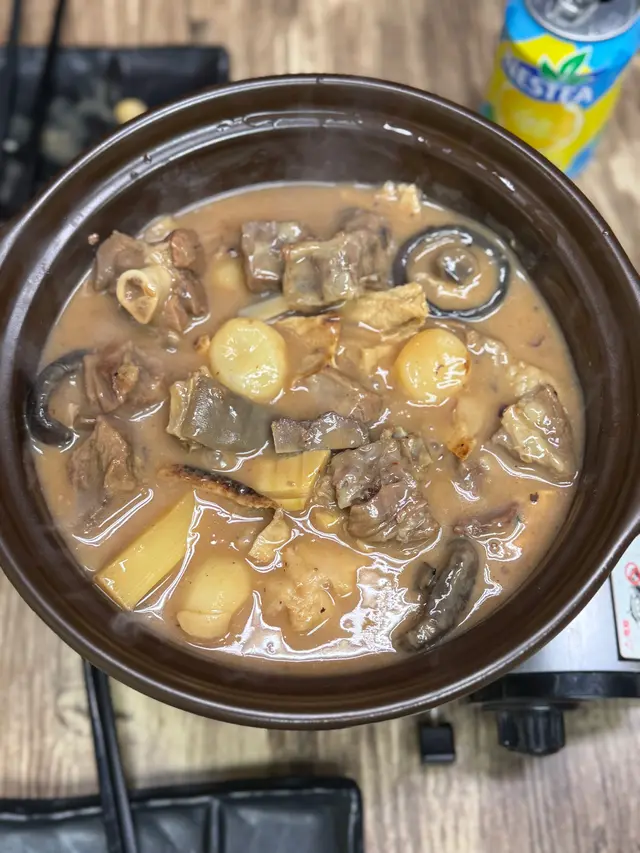 本身諗住同朋友食羊腩煲，經過見到呢間串燒舖佢做緊優惠價$198一煲。平時食開附近餐廳賣緊300左右一煲，見佢$200有找，即刻試吓佢。

估唔到有驚喜，汁底夠濃，羊肉炆得夠腍，又夠入味。
最後我哋4個人食咗兩個羊腩煲，加左碟牛同豬。加幾串串燒。4個人$6xx埋單，好抵食，可回頭😝

聽老闆講原來開左十幾年，誤打誤撞整咗個羊腩煲出嚟，一個羊腩煲嘅故事係幾得意嘅😂

推介古法羊腩煲，燒明太子雞翼，燒豬頸肉，三重芝士燒生蠔🦪