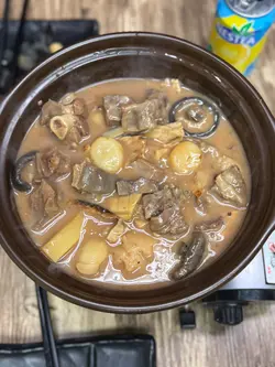 本身谂住同朋友食羊腩煲，经过见到呢间串烧舖佢做紧优惠价$198一煲。平时食开附近餐厅卖紧300左右一煲，见佢$200有找，即刻试吓佢。

估唔到有惊喜，汁底够浓，羊肉炆得够腍，又够入味。
最后我哋4个人食咗两个羊腩煲，加左碟牛同猪。加几串串烧。4个人$6xx埋单，好抵食，可回头😝

听老板讲原来开左十几年，误打误撞整咗个羊腩煲出嚟，一个羊腩煲嘅故事系几得意嘅😂

推介古法羊腩煲，烧明太子鸡翼，烧猪颈肉，三重芝士烧生蚝🦪