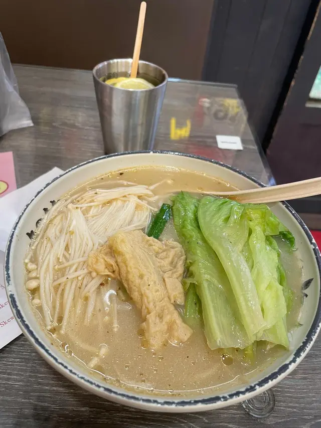 重慶麻辣湯米線(生菜加金菇)熱檸水