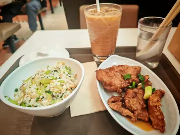 醇香酥排配高湯燕麥米菇粒菜飯

