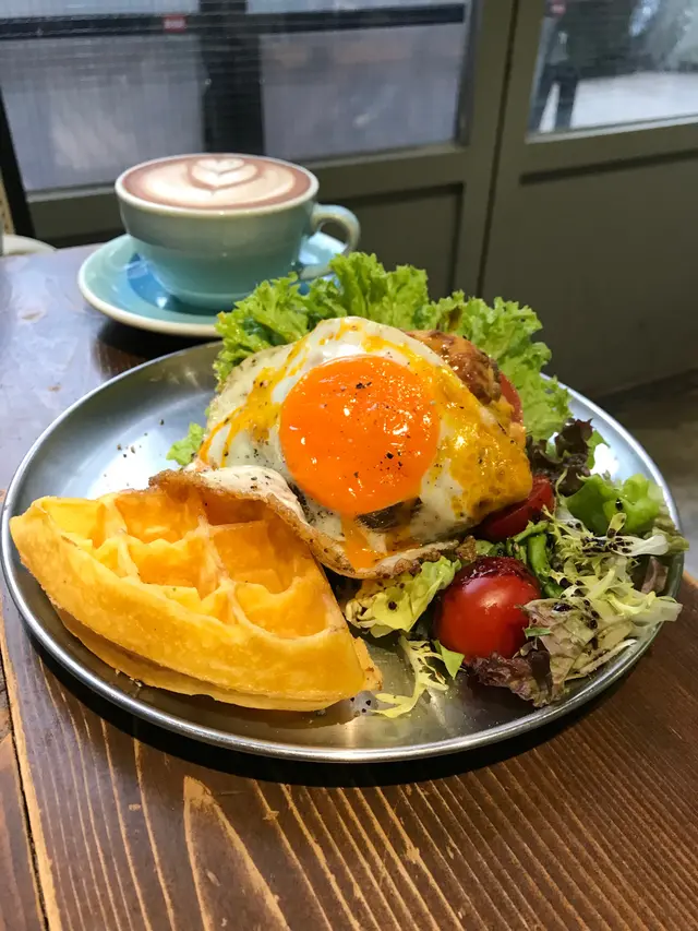 手製牛肉漢堡窩夫三文治