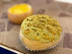 牛油果菠蘿包咬落有濃濃嘅開心果味,咬開入面仲有濃厚嘅開心果醬。外面嗰層酥皮鬆脆,鍾意開心果嘅一定要試🥯