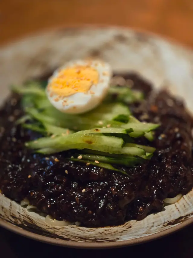 即食麵同醬汁中規中矩，但隻蛋凍到冰咁，完全無浸過湯。凍蛋同熱麵溫度衝突，蛋香亦鎖死哂，係特登嘅食法？