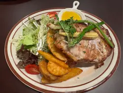 自家製菠蘿沙沙豬鞍配薯角沙律