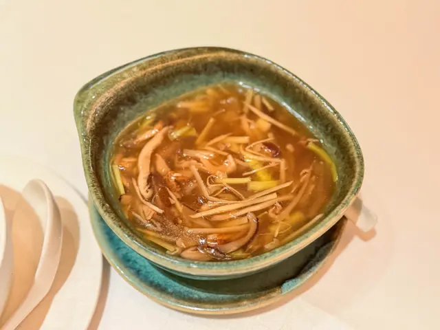 韮王花膠鴨絲羹