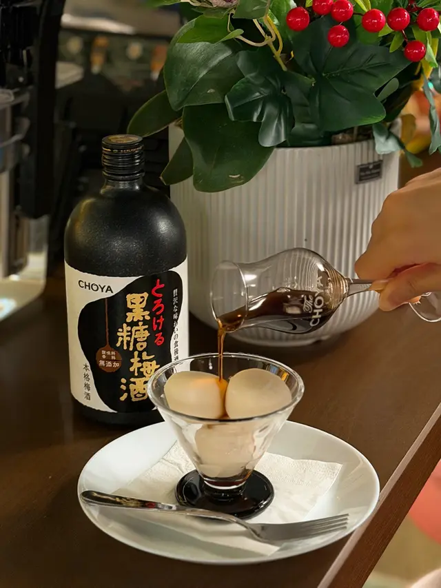 Lotte Mochi Ice Cream with CHOYA Kokuto Umeshu 