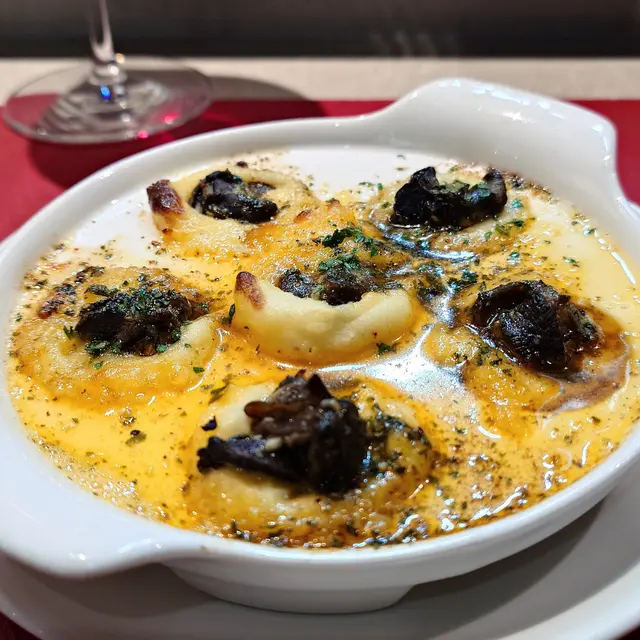 🐑田螺,毫無牛油香味,墊底嘅薯蓉又冇奶香,完全提不起客人食慾。