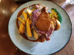 套餐主食：烤纽西兰西冷扒五成熟 ，好失望，可能唔系好厚 ，觉得食落去怪怪，中间生嘅肉好生，外面熟嘅肉好熟