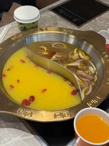 ￼金湯花膠雞鍋拼龍蝦頭鍋